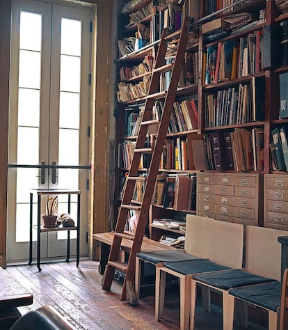 Una de las librerías de la casa, donde abundan las novelas de autores franceses y los ensayos sobre temas relacionados con el psicoanálisis.