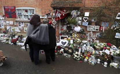 Los seguidores de George Michael dejan recuerdos hoy día de Navidad, un año después de su muerte.