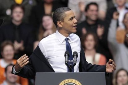 Obama se quita la chaqueta antes de un mitin en Virginia en defensa de la reforma sanitaria.