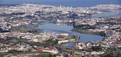 Construcciones en torno a la ría de O Burgo, en La Coruña.