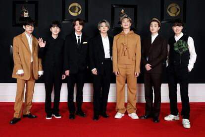 BTS nos demostró el poderío de mostrar todas las variedades de llevar el traje masculino (con look confortable incluido como el de RM, con chándal de Vuitton).