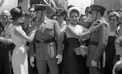 Madrid, 12 de mayo de 1965. Carmen Sevilla y Marisol (i) participan en la cuestación de la Asociación Española de Lucha Contra el Cáncer.