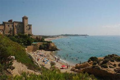 El pueblo amurallado de Tamarit y la pequeña cala de La Jobera marcan una de las paradas recomendadas en el recorrido por los 92 kilómetros de la Costa Dorada, en Tarragona.