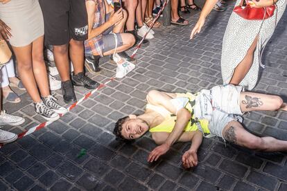 Un corredor se cae durante la carrera de esta tarde en Chueca.