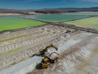 Una retroexcavadora coloca montones de sal cargada de litio en un camión para su traslado, en la mina de SQM en el Salar de Atacama, el 18 de abril.