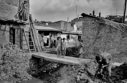 El barrio Sukumbasi. Los niños de este barrio de <i>dalits</i> (intocables) fueron recogidos por Subirana para ingresar en las primeras escuelas (Daleki y Catalunya). Aguas estancadas y contaminadas, padres analfabetos, alcohólicos y prostitutas: esta era la realidad del entorno antes de la apertura del centro.