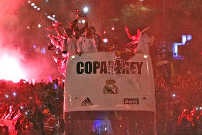 La Copa del Rey cae desde el autobús del Madrid.