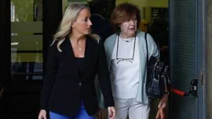 La ex directora general de Trabajo Soledad C&oacute;rdova (derecha) y su abogada, en Sevilla.