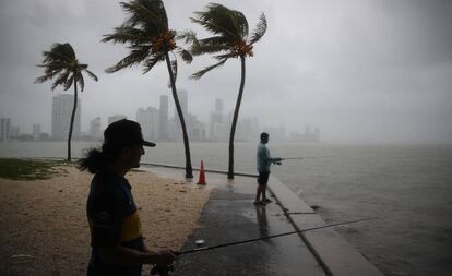 Dos hombres pescan este lunes en Miami (Florida) ante la llegada de la tormenta tropical Gordon.