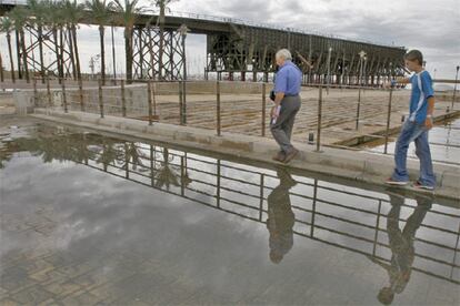 Dos personas caminan por una calle inundada en Almería.