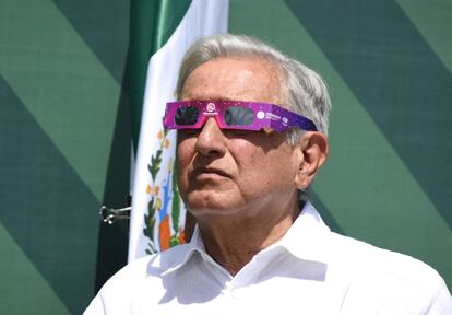 El presidente, Andrés Manuel López Obrador, usa gafas protectoras especiales para observar el eclipse.