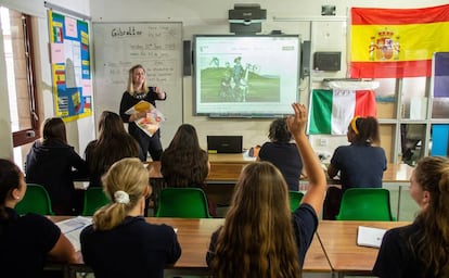 La profesora Pie Sánchez, durante una clase de español en la Westside School.