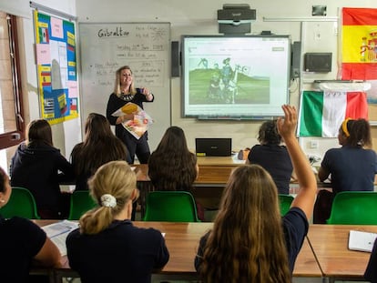 La profesora Pie Sánchez, durante una clase de español en la Westside School.