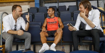 Sid Lowe (izquierda), en una entrevista con Santi Cazorla, jugador del Villarreal.