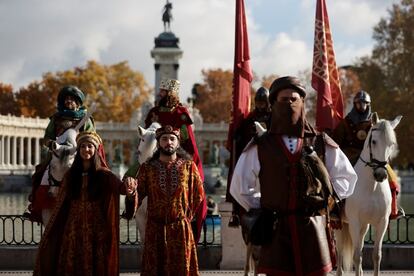 
El parque temático Puy du Fou desembarcó este miércoles en el Retiro para presentar su próxima temporada, que comienza el 19 de marzo de 2022, de la mano de algunos de los personajes que le ayudan a relatar la historia de España.
