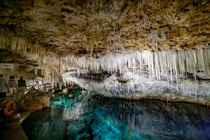 Patio de recreo de ricos y famosos, este pequeño territorio británico en el Atlántico Norte es una estupenda mezcla de lujo y encanto colonial. Las <a href=" https://www.islasbermudas.es/" target="_blank">Islas Bermudas</a> disfrutan de un clima templado y vientos favorables para la navegación a vela, pero sus principales atractivos son los alojamientos de lujo y, sobre todo, el extraordinario arrecife de coral, famoso por sus numerosos pecios. En tierra firme, se puede jugar al golf, hacer senderismo o tomar el sol. Su ciudad más poblada, St. George, es la población británica más antigua en el Nuevo Mundo y patrimonio mundial de la Unesco. La isla tiene otros reclamos como la cueva Crystal Cave (en la foto), la más espectacular de las muchas grutas de la isla, con miles de estalactitas que penden sobre un estanque azul verdoso.