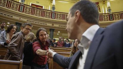 Pablo Iglesias saluda a Pedro Sánchez durante el último pleno del Congreso de esta legislatura.