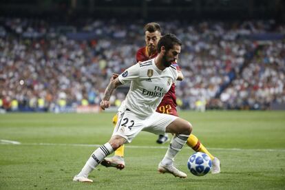 El jugador del Real Madrid Isco regatea a un contrario en una acción del partido.