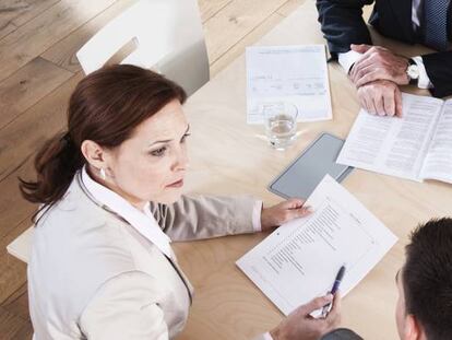 La mujer concilia a costa de sufrir más dolor y estrés que los varones