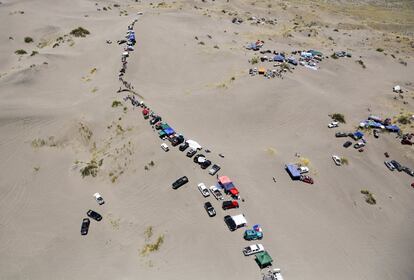 Centenares de espectadores aparcan sus coches entre las dunas para ver la segunda etapa del Rally Dakar, que se celebró entre las ciudades de San Luis y San Rafael, en Argentina.