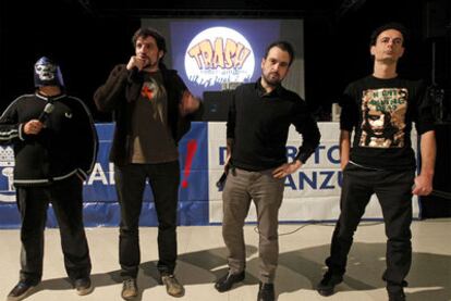 Nacho Vigalondo, segundo por la derecha, tras la proyección del largometraje <i>Yeti.</i>
