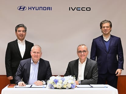 La firma del acuerdo entre Hyundai e Iveco. La primera fabricará furgonetas eléctricas, que la segunda venderá bajo la marca Iveco en Europa.