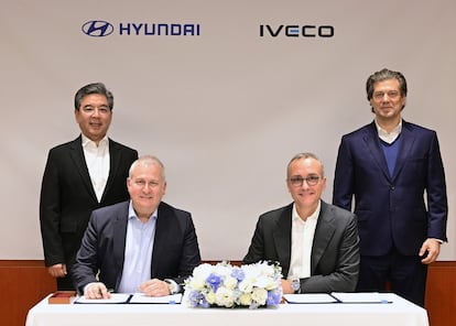 La firma del acuerdo entre Hyundai e Iveco. La primera fabricará furgonetas eléctricas, que la segunda venderá bajo la marca Iveco en Europa.