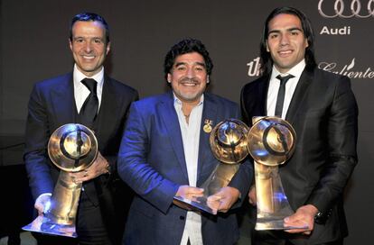 El agente Jorge Mendes, Maradona y Falcao posan con sus respectivos trofeos.