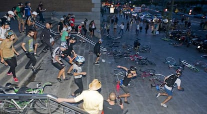 Los ciclistas corren a por sus bicis para comenzar un alleycat en 2012.