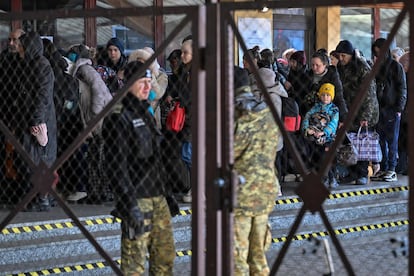 Refugiados ucranios hace cola en la estación de tren de la localidad polaca de Przemysl, cerca de la frontera entre Ucrania y Polonia. Más de 2,8 millones de personas han salido de Ucrania desde que Rusia inició su ofensiva militar el 24 de febrero, según los datos actualizados este lunes por Naciones Unidas y que dan cuenta de más de 1,7 millones de refugiados solo en territorio polaco.