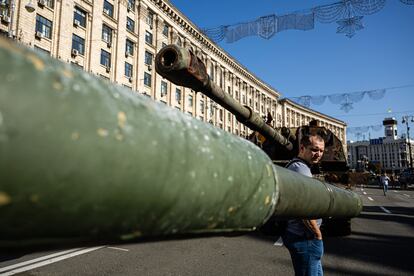 Un hombre observa un vehículo militar ruso destruido expuesto en la plaza del Maidan en Kiev, este miércoles.  