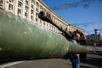 Un hombre observa un vehículo militar ruso destruido expuesto en la plaza del Maidan en Kiev, este miércoles.
