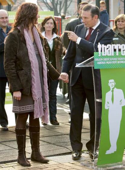 Juan José Ibarretxe coge de la mano a la concejal de Sestao y parlamentaria, Leire Corrale, durante un mitin esta mañana en Sestao.