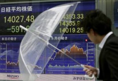 Un hombre observa la informacin burstil en una pantalla en Tokio.