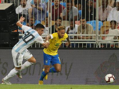 Neymar supera a Battaglia, en el clásico entre Brasil y Argentina. 