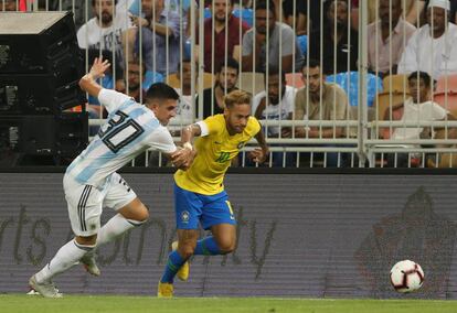 Neymar supera a Battaglia, en el clásico entre Brasil y Argentina. 