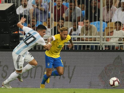 Neymar supera a Battaglia, en el clásico entre Brasil y Argentina. 