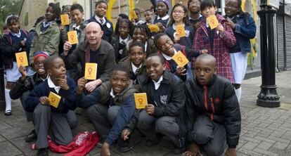 Nick Hornby y los niños del taller literario de una ONG británica.