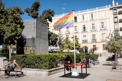 La bandera LGTBI, ubicada en la plaza de Pedro Zerolo, este domingo.