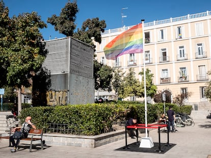 La bandera LGTBI, ubicada en la plaza de Pedro Zerolo, este domingo.