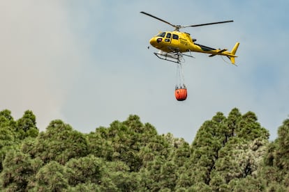Un helicóptero de las Brigadas Forestales, BRIFOR, se dirige a recargar agua sobre Las Raíces (El Rosario).