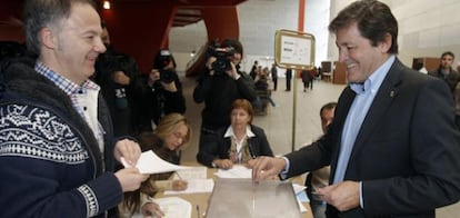 El candidato del PSOE a la presidencia del Principado de Asturias, Javier Fernández, vota hoy en un colegio electoral de Gijón.