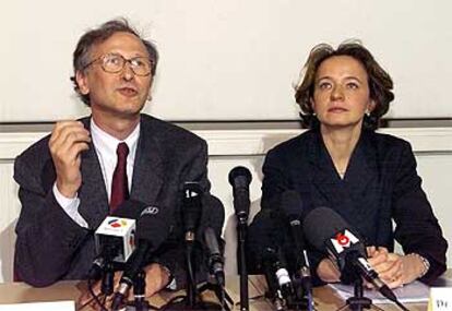 Alain Fischer y Marina Cavazzana-Calvo, presentando sus resultados en <b></b><i>niños burbuja</i> en abril de 2000.