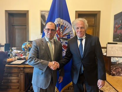 Francisco Barbosa y el secretario general de la Organización de los Estados Americanos (OEA), Luis Almagro, durante una reunión en Washington, Estados unidos, el 15 de agosto de 2023.