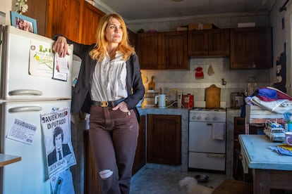 Lilia Lemoine, candidata a diputada nacional de La Libertad Avanza, en la cocina de su casa.