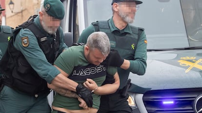 Uno de los detenidos inicialmente por el asesinato de dos guardias civiles en el puerto de Barbate, cuando pasó en febrero a disposición judicial.