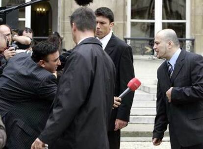 Mustafá Kocakurt (derecha), padre del niño violado en Francia, el lunes ante el palacio del Elíseo.