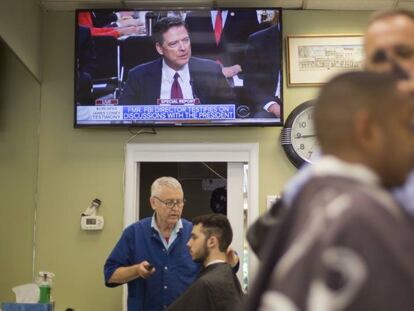 Barber&iacute;a en Washington. En la televisi&oacute;n, James Comey declara en el Senado, el pasado 8 junio.