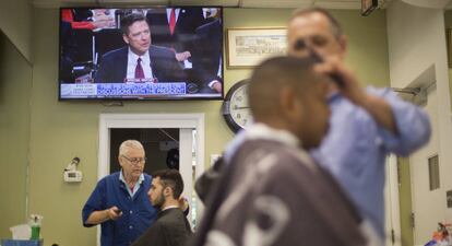 Barber&iacute;a en Washington. En la televisi&oacute;n, James Comey declara en el Senado, el pasado 8 junio.