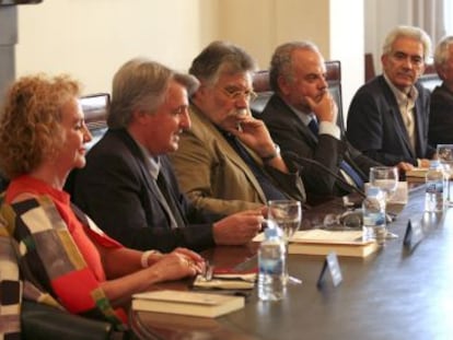 De izquierda a derecha, Teresa Gim&eacute;nez-Candela; Antonio Rovira, Joaqu&iacute;n Estefan&iacute;a; Ignacio Polanco; Basilio Baltasar, Jes&uacute;s Moster&iacute;n y Javier S&aacute;daba, en la presentaci&oacute;n del libro &#039;El Derecho de los animales&#039;. 